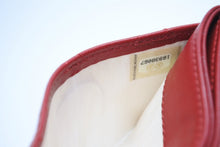 Load image into Gallery viewer, 極美品 CHANEL シャネル カードケース A31510 16番台 ココマーク キルティング ラムスキン レッド シルバー 中古 4b013434