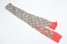 Load image into Gallery viewer, 新品同様品 GUCCI グッチ バレンタイン限定 ネックボウ GGシルクツイル LOVE スカーフ ゴールド レッド シルク 中古 4b012385