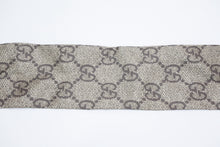 Load image into Gallery viewer, 新品同様品 GUCCI グッチ バレンタイン限定 ネックボウ GGシルクツイル LOVE スカーフ ゴールド レッド シルク 中古 4b012385