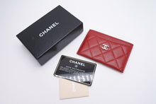Load image into Gallery viewer, 極美品 CHANEL シャネル カードケース A31510 16番台 ココマーク キルティング ラムスキン レッド シルバー 中古 4b013434