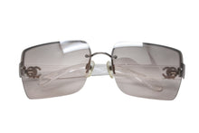 Load image into Gallery viewer, CHANEL シャネル リムレス サングラス アイウェア 4107-B サイズ62□15 125 ココマーク レッド ブルー 美品 中古 4b012413