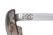 Load image into Gallery viewer, CHANEL シャネル リムレス サングラス アイウェア 4107-B サイズ62□15 125 ココマーク レッド ブルー 美品 中古 4b012413