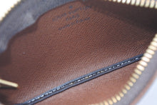 Load image into Gallery viewer, LOUIS VUITTON ルイヴィトン モノグラム ポシェット クレ コインケース 小銭入れ M62650 ロゴ ブラウン 美品 中古 4b013439