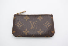 Load image into Gallery viewer, LOUIS VUITTON ルイヴィトン モノグラム ポシェット クレ コインケース 小銭入れ M62650 ロゴ ブラウン 美品 中古 4b013439