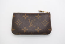 Load image into Gallery viewer, LOUIS VUITTON ルイヴィトン モノグラム ポシェット クレ コインケース 小銭入れ M62650 ロゴ ブラウン 美品 中古 4b013439