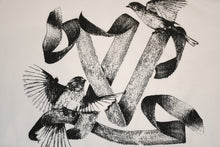 Load image into Gallery viewer, 極美品 LOUIS VUITTON ルイヴィトン LVバード シグネチャ―プリンテッド 半袖Tシャツ RM232 NPG HPY83W ホワイト ブラック サイズ4L 中古 4b012690