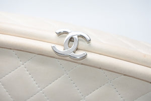 CHANEL シャネル クラッチバッグ ポーチ 11番台 ココマーク キスロック ラムスキン ホワイト キルティング シルバー金具 美品 中古 4b012865