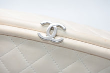 Load image into Gallery viewer, CHANEL シャネル クラッチバッグ ポーチ 11番台 ココマーク キスロック ラムスキン ホワイト キルティング シルバー金具 美品 中古 4b012865