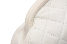 Load image into Gallery viewer, CHANEL シャネル クラッチバッグ ポーチ 11番台 ココマーク キスロック ラムスキン ホワイト キルティング シルバー金具 美品 中古 4b012865
