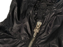 Load image into Gallery viewer, 極美品 CHROME HEARTS クロムハーツ ANIMAL BOY ラージダガー ナイロン ジャケット クロスパッチ サイズS 中古 4b013049