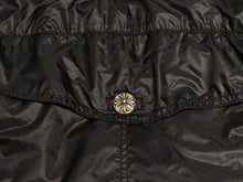 Load image into Gallery viewer, 極美品 CHROME HEARTS クロムハーツ ANIMAL BOY ラージダガー ナイロン ジャケット クロスパッチ サイズS 中古 4b013049