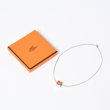 Load image into Gallery viewer, 極美品 HERMES エルメス カージュドアッシュ Hキューブロゴネックレス ネックレス ペンダント オレンジ 中古 4b013725