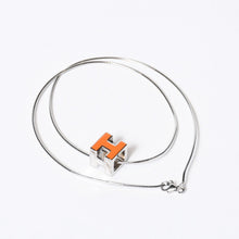 Load image into Gallery viewer, 極美品 HERMES エルメス カージュドアッシュ Hキューブロゴネックレス ネックレス ペンダント オレンジ 中古 4b013725