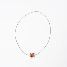 Load image into Gallery viewer, 極美品 HERMES エルメス カージュドアッシュ Hキューブロゴネックレス ネックレス ペンダント オレンジ 中古 4b013725