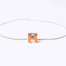 Load image into Gallery viewer, 極美品 HERMES エルメス カージュドアッシュ Hキューブロゴネックレス ネックレス ペンダント オレンジ 中古 4b013725