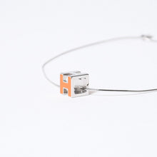 Load image into Gallery viewer, 極美品 HERMES エルメス カージュドアッシュ Hキューブロゴネックレス ネックレス ペンダント オレンジ 中古 4b013725