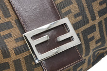 Load image into Gallery viewer, 極美品 FENDI フェンディ クロワッサン ハーフムーン ワンショルダーバッグ ハンドバッグ ズッカ キャンバス ブラウン シルバー金具 中古 4b013029