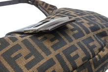 Load image into Gallery viewer, 極美品 FENDI フェンディ クロワッサン ハーフムーン ワンショルダーバッグ ハンドバッグ ズッカ キャンバス ブラウン シルバー金具 中古 4b013029