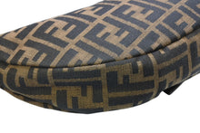 Load image into Gallery viewer, 極美品 FENDI フェンディ クロワッサン ハーフムーン ワンショルダーバッグ ハンドバッグ ズッカ キャンバス ブラウン シルバー金具 中古 4b013029