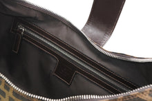 Load image into Gallery viewer, 極美品 FENDI フェンディ クロワッサン ハーフムーン ワンショルダーバッグ ハンドバッグ ズッカ キャンバス ブラウン シルバー金具 中古 4b013029