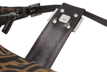 Load image into Gallery viewer, 極美品 FENDI フェンディ クロワッサン ハーフムーン ワンショルダーバッグ ハンドバッグ ズッカ キャンバス ブラウン シルバー金具 中古 4b013029