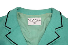 Load image into Gallery viewer, CHANEL シャネル VINTAGE ヴィンテージ 95SS クロップジャケット P04841V04037 ココマーク ツイード グリーン 美品 中古 4b013155