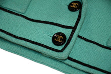 Load image into Gallery viewer, CHANEL シャネル VINTAGE ヴィンテージ 95SS クロップジャケット P04841V04037 ココマーク ツイード グリーン 美品 中古 4b013155