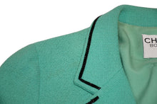 Load image into Gallery viewer, CHANEL シャネル VINTAGE ヴィンテージ 95SS クロップジャケット P04841V04037 ココマーク ツイード グリーン 美品 中古 4b013155