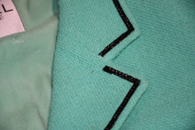 Load image into Gallery viewer, CHANEL シャネル VINTAGE ヴィンテージ 95SS クロップジャケット P04841V04037 ココマーク ツイード グリーン 美品 中古 4b013155