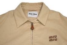 Load image into Gallery viewer, 新品同様 MIUMIU ミュウミュウ ライトデニムブルゾンジャケット GWB149_17N0_F0006_S_OOO ベージュ コットン サイズ36 中古 4b006127
