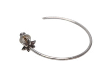Load image into Gallery viewer, CHROME HEARTS クロムハーツ HOOP W/CUT STAR スターフープピアス 重量約2.2g 98/925刻印 シルバ−925 片耳用 美品 中古 4b013162