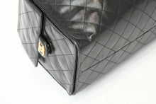Load image into Gallery viewer, 新品未使用 CHANEL シャネル CHANEL 25 ラージ ハンドバッグ AS5553 ランダム番台 グレインド カーフスキン ココマーク ブラック 中古 4b013080