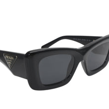 Load image into Gallery viewer, PRADA プラダ サングラス SPR 13Z キャットアイ型 セルフレーム フルリム トライアングルロゴ メタルロゴ アイウェア 1AB-5S0 美品 中古 4b013161