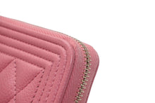 Load image into Gallery viewer, 極美品 CHANEL シャネル ボーイシャネル ジップコインパース コインケース A80602 ランダム番台 ココマーク キャビアスキン 中古 4b013194