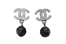 Load image into Gallery viewer, CHANEL シャネル ココマーク ドロップピアス 重量約4.4g メタル カラーストーン ブラック シルバー 両耳用 美品 中古 4b012380