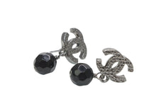 Load image into Gallery viewer, CHANEL シャネル ココマーク ドロップピアス 重量約4.4g メタル カラーストーン ブラック シルバー 両耳用 美品 中古 4b012380