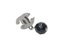Load image into Gallery viewer, CHANEL シャネル ココマーク ドロップピアス 重量約4.4g メタル カラーストーン ブラック シルバー 両耳用 美品 中古 4b012380