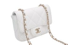 Load image into Gallery viewer, 極美品 CHANEL シャネル タイムレスクラシックライン チェーンクラッチ AP2727 30番台 ココマーク キャビアスキン ゴールド金具 中古 4b013193