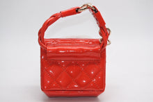 Load image into Gallery viewer, 極美品 CHANEL シャネル 2.55 バッグチャーム キーチャーム ポーチ 12番台 ココマーク パテントレザー レッド ゴールド金具 中古 4b013081