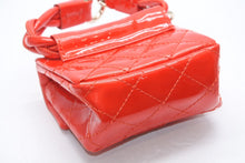 Load image into Gallery viewer, 極美品 CHANEL シャネル 2.55 バッグチャーム キーチャーム ポーチ 12番台 ココマーク パテントレザー レッド ゴールド金具 中古 4b013081