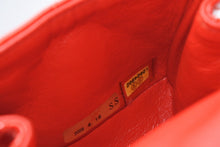 Load image into Gallery viewer, 極美品 CHANEL シャネル 2.55 バッグチャーム キーチャーム ポーチ 12番台 ココマーク パテントレザー レッド ゴールド金具 中古 4b013081