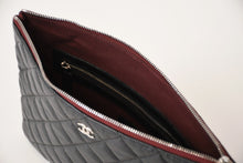 Load image into Gallery viewer, 極美品 CHANEL シャネル クラッチバッグ キルティング ココマーク 25番台 イタリア製 キャビアスキン ブラック シルバー金具 中古 4b013293
