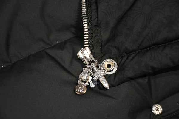 新品同様 CHROME HEARTS クロムハーツ STIFF V2 ダウンジャケット ダガージップ クロスボールボタン ブラック シルバー金具 サイズS 中古 4b013377