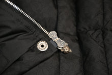 Load image into Gallery viewer, 新品同様 CHROME HEARTS クロムハーツ STIFF V2 ダウンジャケット ダガージップ クロスボールボタン ブラック シルバー金具 サイズS 中古 4b013377