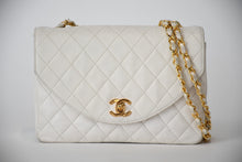 Load image into Gallery viewer, CHANEL シャネル マトラッセ22 Sフラップ Sチェーンショルダーバッグ 1番台 ココマーク ラムスキン ホワイト ゴールド金具 美品 中古 4b013215