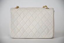 Load image into Gallery viewer, CHANEL シャネル マトラッセ22 Sフラップ Sチェーンショルダーバッグ 1番台 ココマーク ラムスキン ホワイト ゴールド金具 美品 中古 4b013215