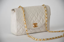 Load image into Gallery viewer, CHANEL シャネル マトラッセ22 Sフラップ Sチェーンショルダーバッグ 1番台 ココマーク ラムスキン ホワイト ゴールド金具 美品 中古 4b013215