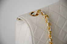 Load image into Gallery viewer, CHANEL シャネル マトラッセ22 Sフラップ Sチェーンショルダーバッグ 1番台 ココマーク ラムスキン ホワイト ゴールド金具 美品 中古 4b013215