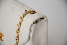 Load image into Gallery viewer, CHANEL シャネル マトラッセ22 Sフラップ Sチェーンショルダーバッグ 1番台 ココマーク ラムスキン ホワイト ゴールド金具 美品 中古 4b013215