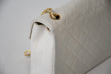 Load image into Gallery viewer, CHANEL シャネル マトラッセ22 Sフラップ Sチェーンショルダーバッグ 1番台 ココマーク ラムスキン ホワイト ゴールド金具 美品 中古 4b013215